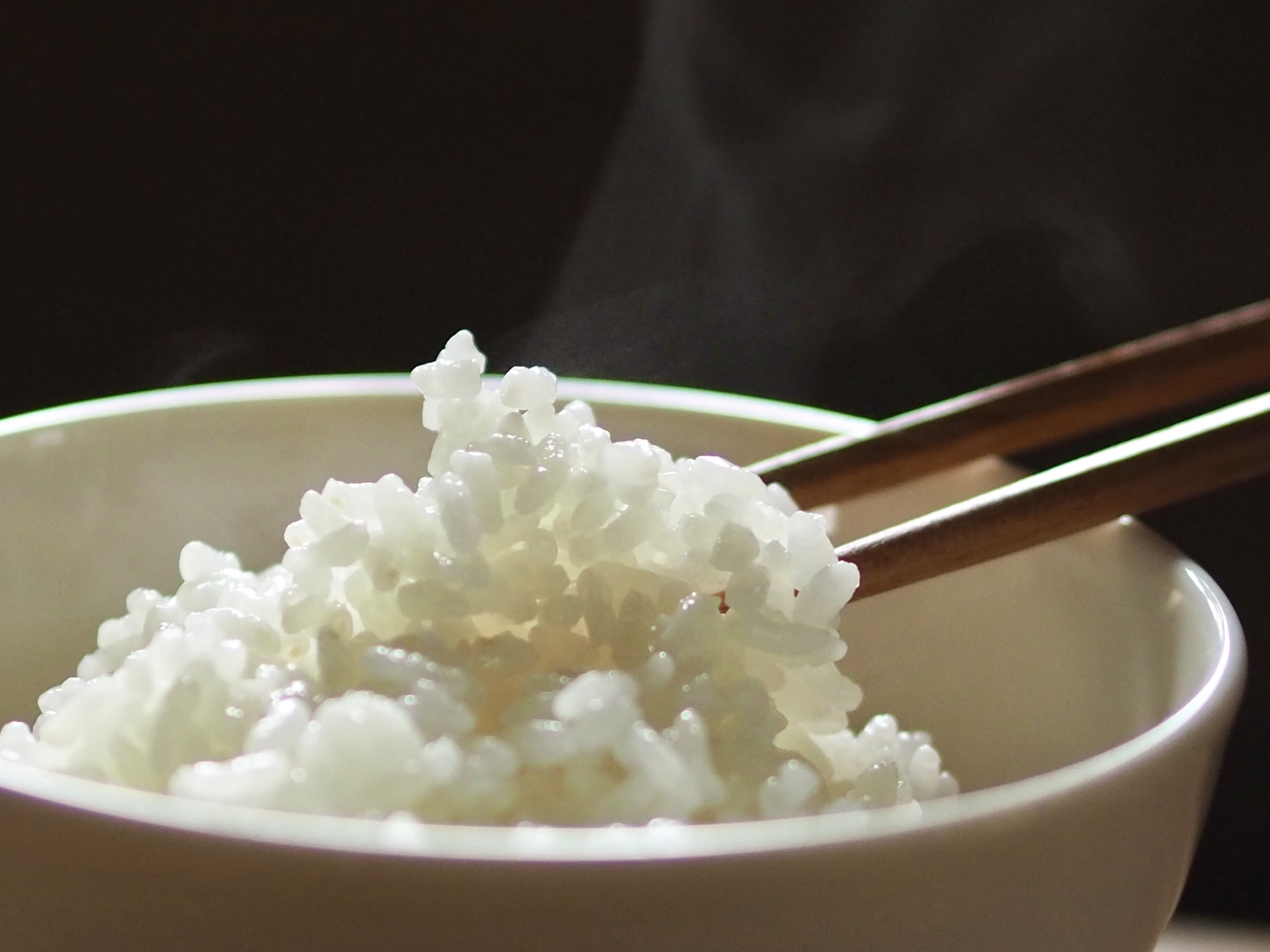 ご飯をよそっている様子